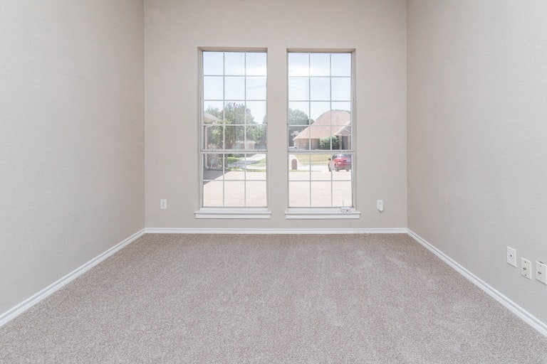 Photo 17 of 25 - 10170 Meadowcrest Dr, Benbrook, TX 76126
