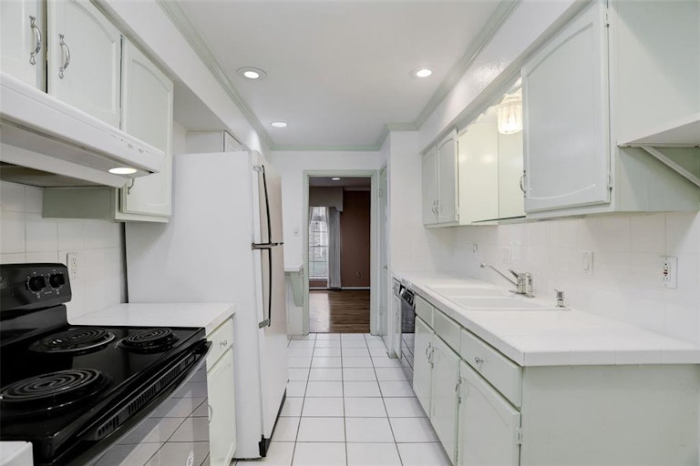 Photo 10 of 18 - 357 N Post Oak Ln #102, Houston, TX 77024