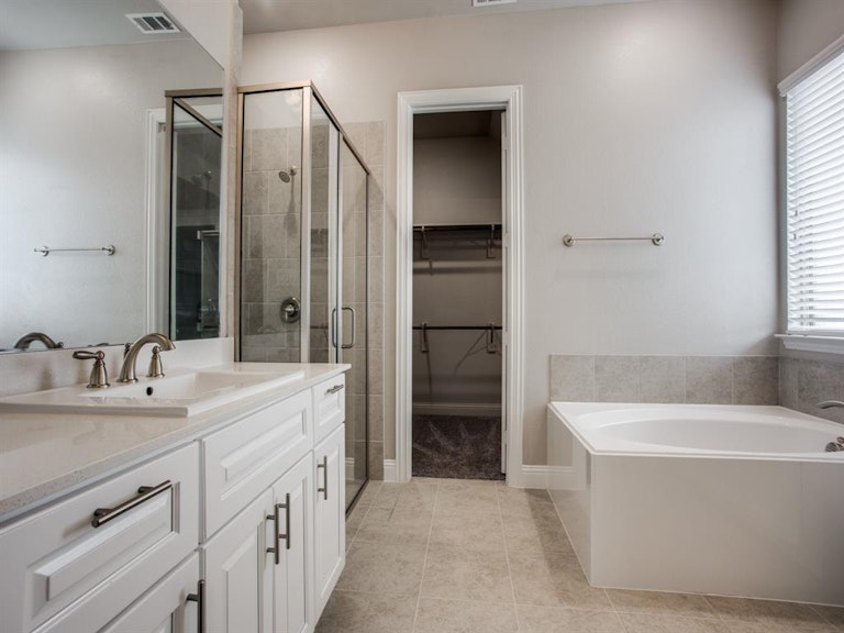 Photo 6 of 12 - 12750 Royal Oaks Ln, Dallas, TX 75234