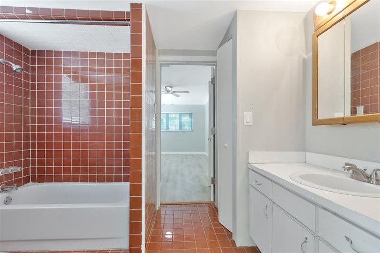 Photo 30 of 52 - 2302 S Arrawana Ave, Tampa, FL 33629