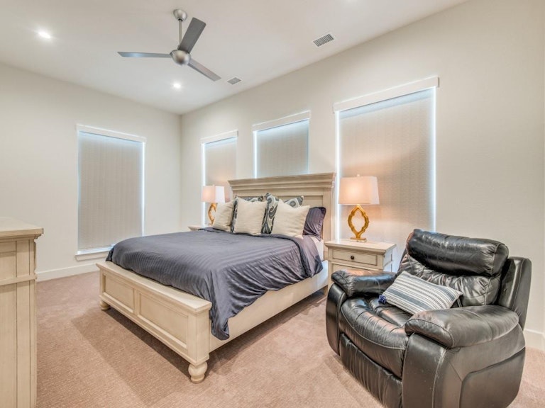 Photo 11 of 23 - 126 Garden Ct W, Arlington, TX 76013