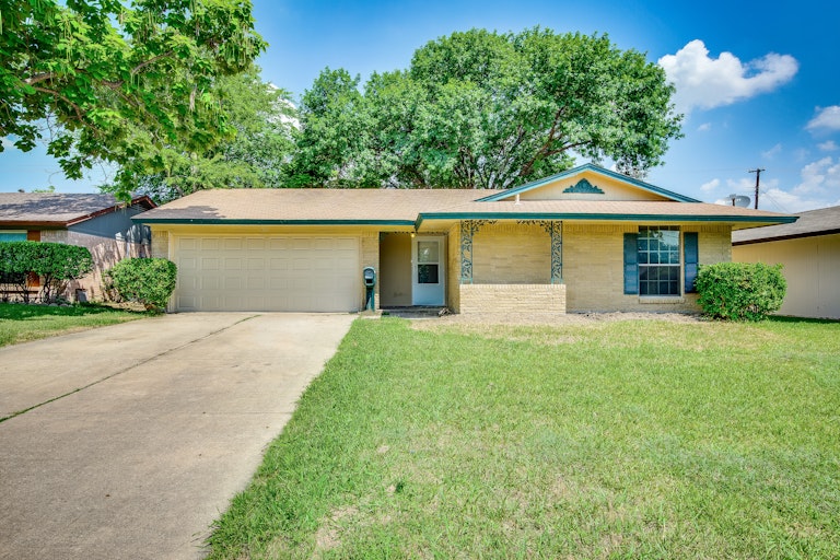Photo 2 of 21 - 4015 Topaz Dr, Mesquite, TX 75150