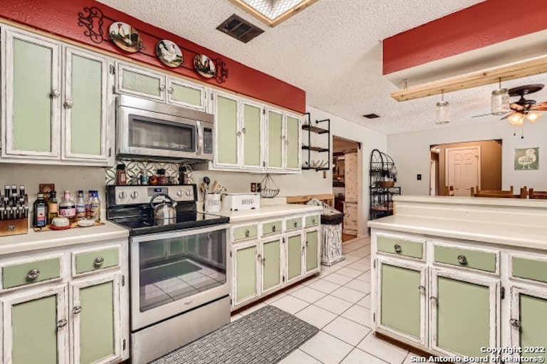 Photo 17 of 38 - 1122 Crescent Hill Dr, San Antonio, TX 78253