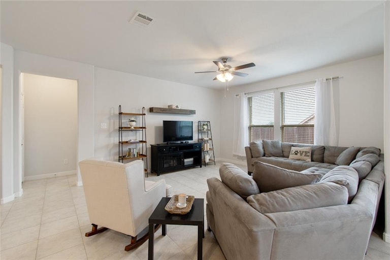 Photo 19 of 40 - 5828 Stream Dr, Fort Worth, TX 76137