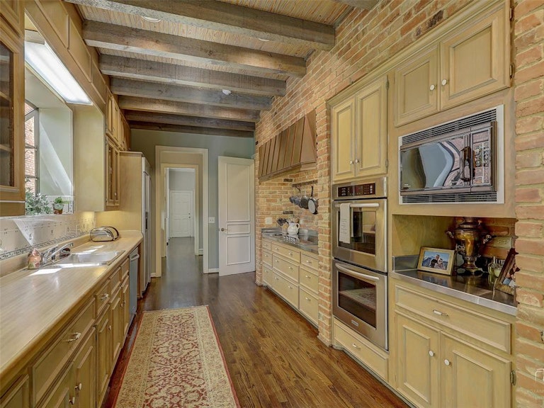 Photo 14 of 31 - 17316 Club Hill Ln, Dallas, TX 75248