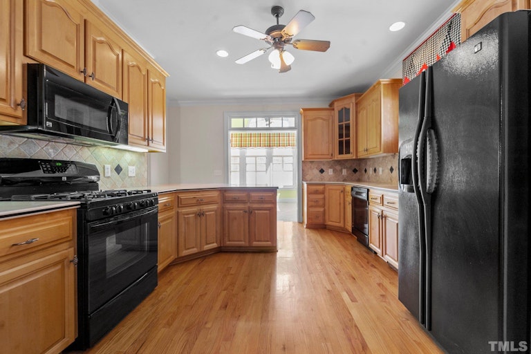 Photo 10 of 30 - 631 E Lakota Dr, Fuquay Varina, NC 27526