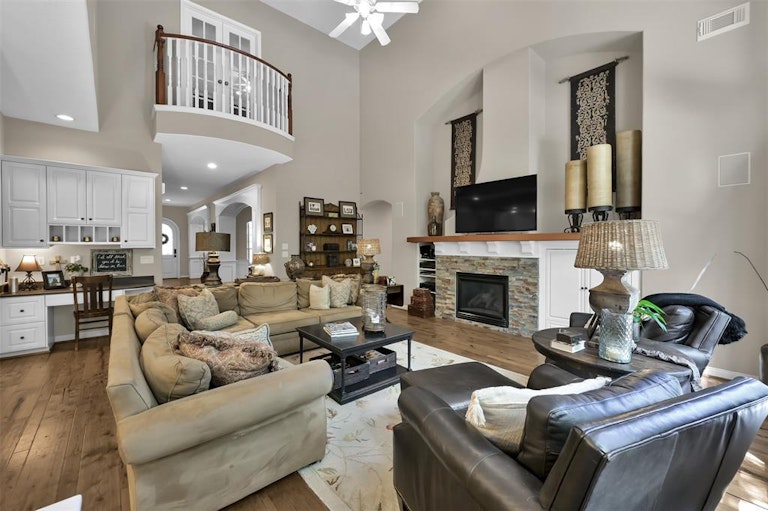 Photo 10 of 50 - 110 E Beckonvale Cir, Spring, TX 77382