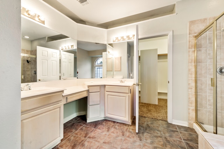 Photo 19 of 31 - 3612 Amber Hills Dr, Dallas, TX 75287