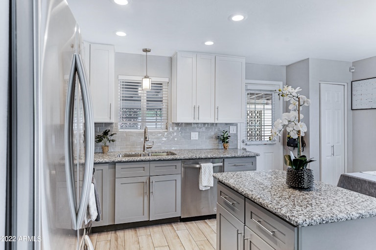 Photo 8 of 32 - 2528 E Blanche Dr, Phoenix, AZ 85032