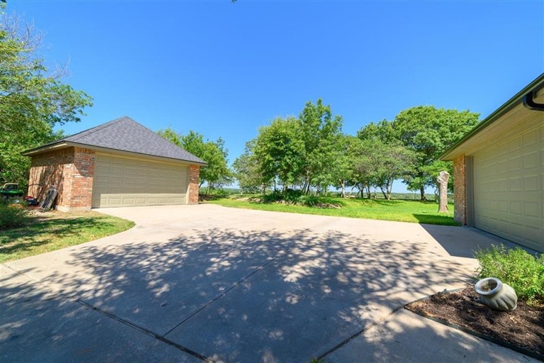 Photo 38 of 40 - 575 Chandler Dr, Aledo, TX 76008
