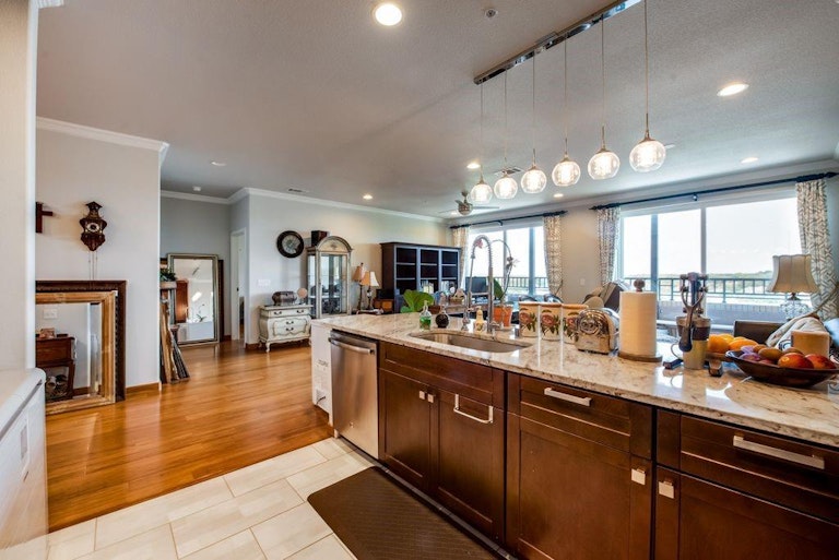 Photo 9 of 22 - 1220 W Trinity Mills Rd #5005, Carrollton, TX 75006