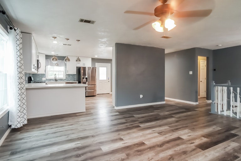 Photo 13 of 27 - 448 Gleneagles Dr, Friendswood, TX 77546