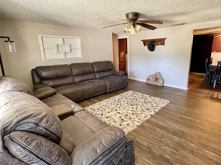 Photo 5 of 26 - 131 N Roe St, Fort Worth, TX 76108
