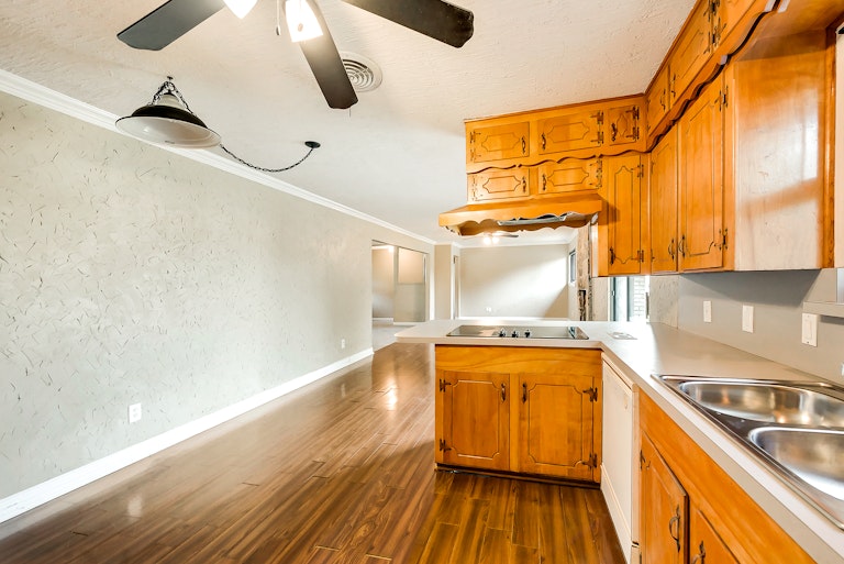 Photo 9 of 24 - 6640 Briley Dr, North Richland Hills, TX 76180