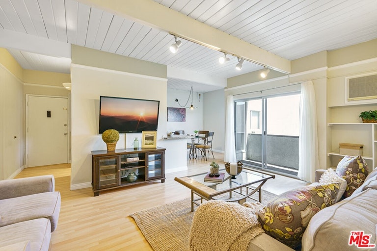 Photo 6 of 17 - 12014 Kling St #12, Valley Village, CA 91607