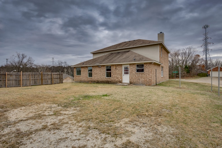 Photo 5 of 24 - 2909 Victorian Forest Dr, Dallas, TX 75227