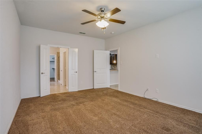 Photo 11 of 35 - 2832 Saddle Creek Dr, Fort Worth, TX 76177