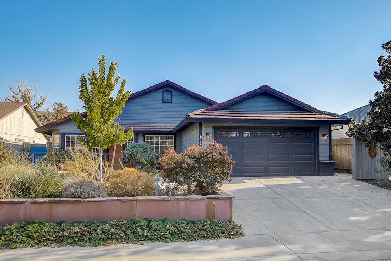 Photo 11 of 32 - 6724 Folkstone Way, Elk Grove, CA 95758