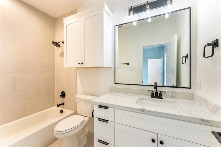 Photo 28 of 40 - 352 Foch St, Fort Worth, TX 76107