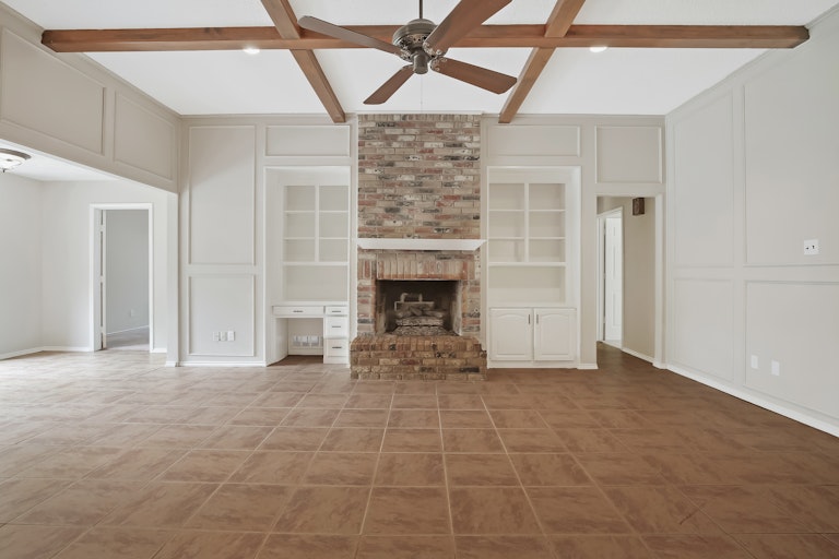 Photo 14 of 25 - 404 Rivervalley Ct, Arlington, TX 76006