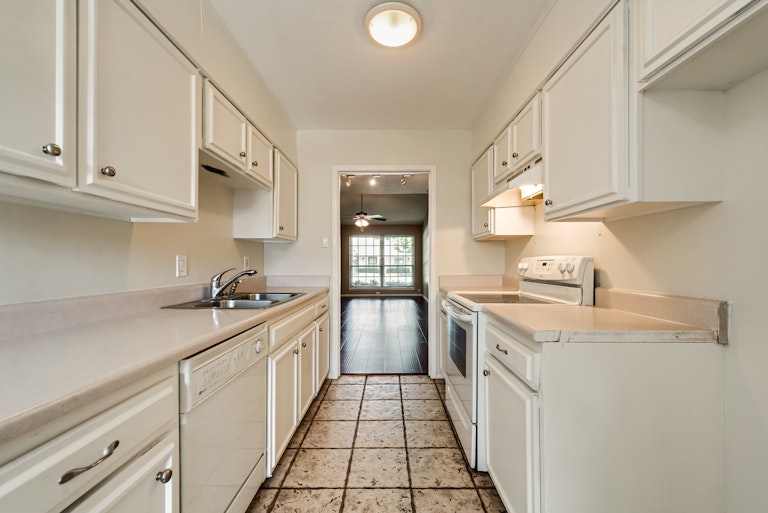 Photo 8 of 32 - 13740 Flagstone Ln, Dallas, TX 75240