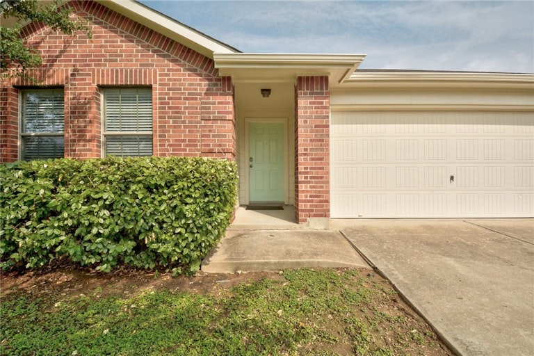 Photo 25 of 40 - 495 Sandstone Trl, Buda, TX 78610