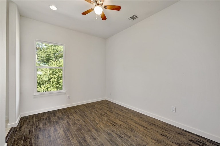 Photo 16 of 23 - 2204 Quanah Parker Trl, Austin, TX 78734