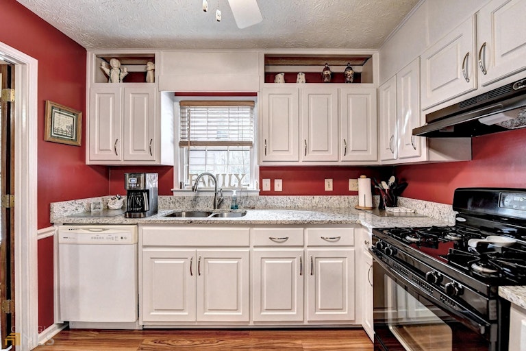 Photo 15 of 47 - 658 Shiloh Ct, Lawrenceville, GA 30044