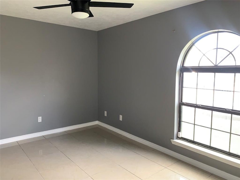 Photo 11 of 14 - 1406 Willersley Ln, Channelview, TX 77530
