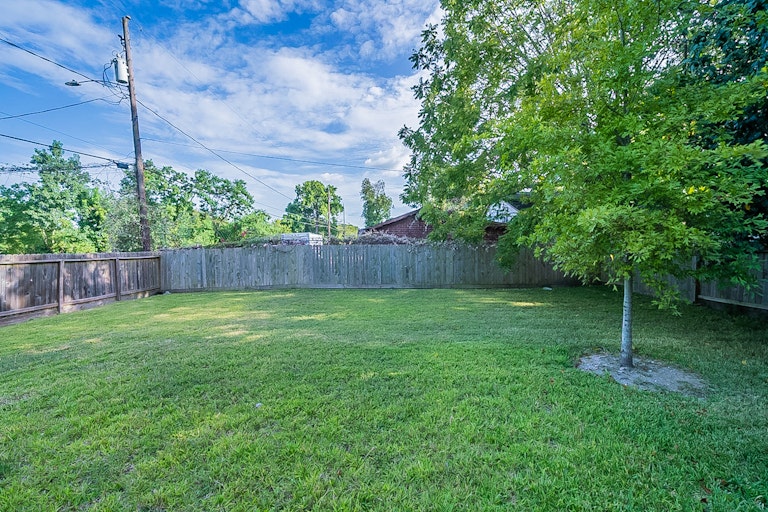 Photo 28 of 32 - 901 Grenshaw St, Houston, TX 77088