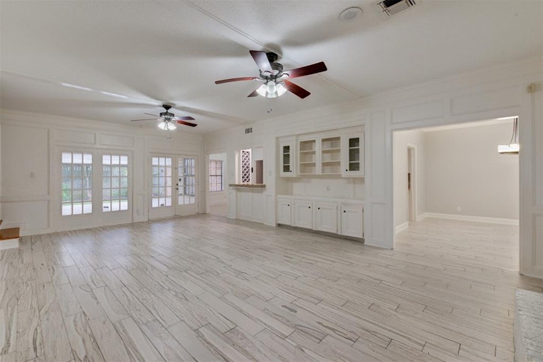 Photo 2 of 26 - 931 Daria Dr, Houston, TX 77079
