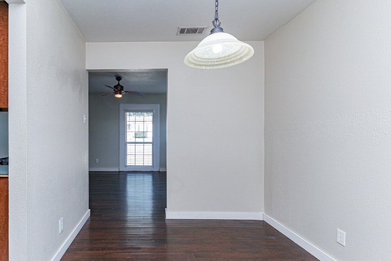 Photo 11 of 19 - 1210 S Gilpin Ave, Dallas, TX 75211