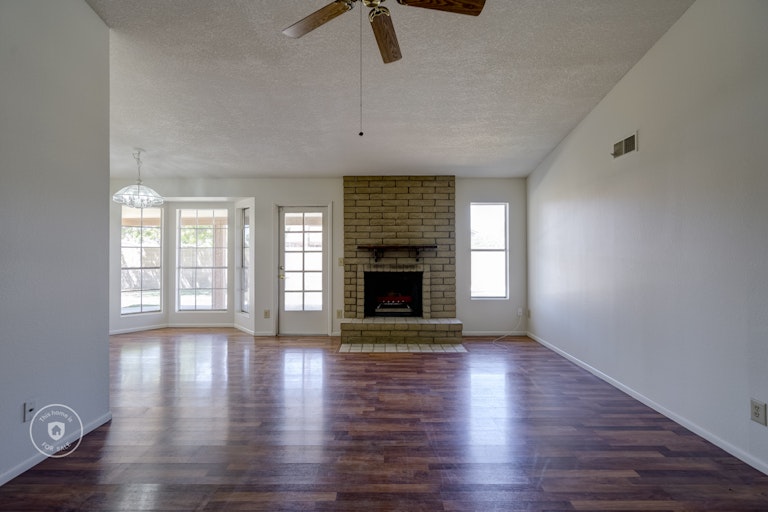 Photo 5 of 29 - 3856 W Wagoner Rd, Glendale, AZ 85308