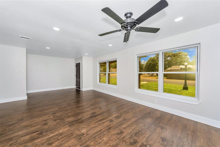 Photo 15 of 34 - 1341 Stafford Dr, Fort Worth, TX 76134
