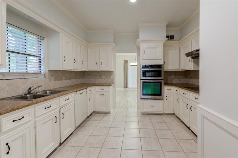Photo 8 of 26 - 931 Daria Dr, Houston, TX 77079