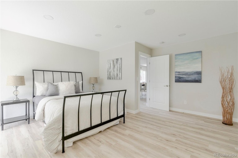 Photo 9 of 37 - 1760 S Filbert Ct, Denver, CO 80222