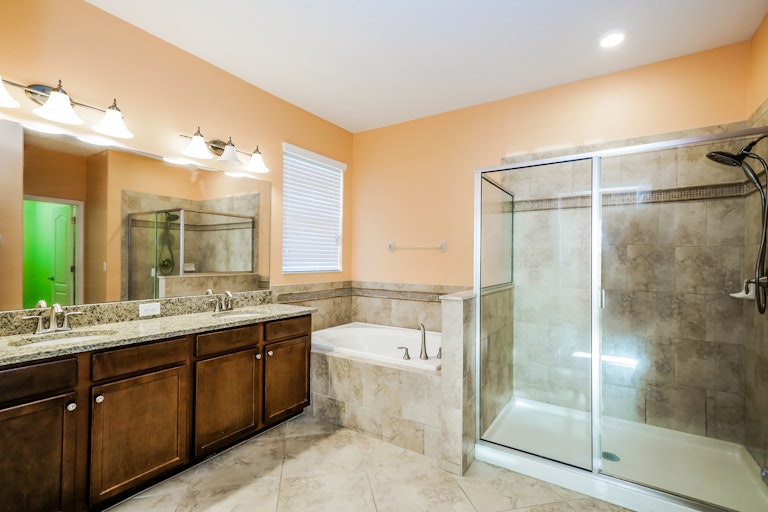 Photo 13 of 42 - 19303 Prairie Tree Pl, Tampa, FL 33647