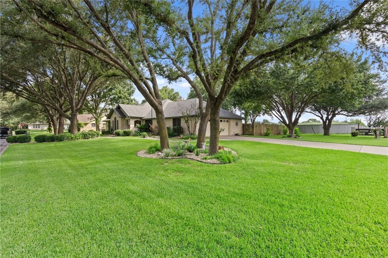 Photo 11 of 33 - 4000 Timbercrest Dr, Taylor, TX 76574