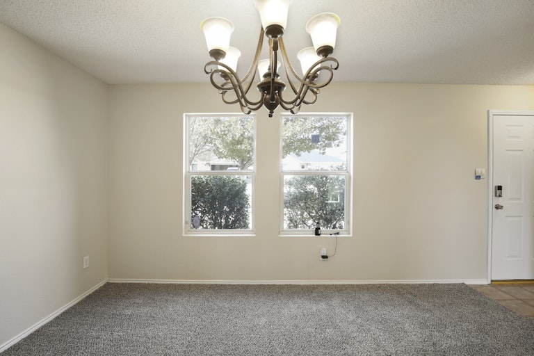 Photo 10 of 30 - 6904 Meadow Way Ln, Fort Worth, TX 76179