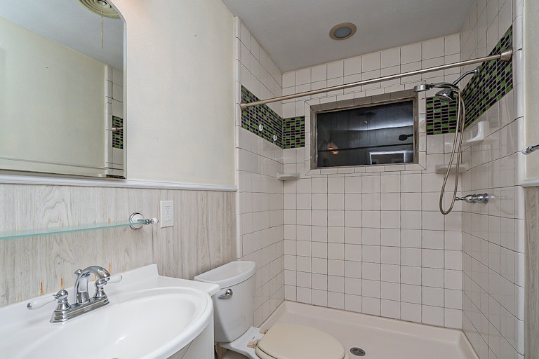 Photo 6 of 17 - 1008 Powell Rd, Mesquite, TX 75149