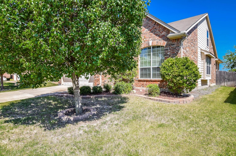 Photo 3 of 37 - 519 Wolf Dr, Forney, TX 75126