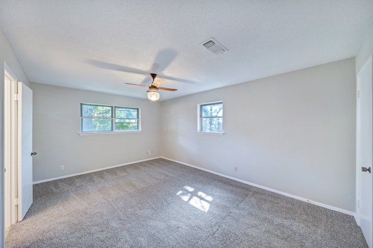 Photo 16 of 29 - 7344 Laurie Dr, Fort Worth, TX 76112