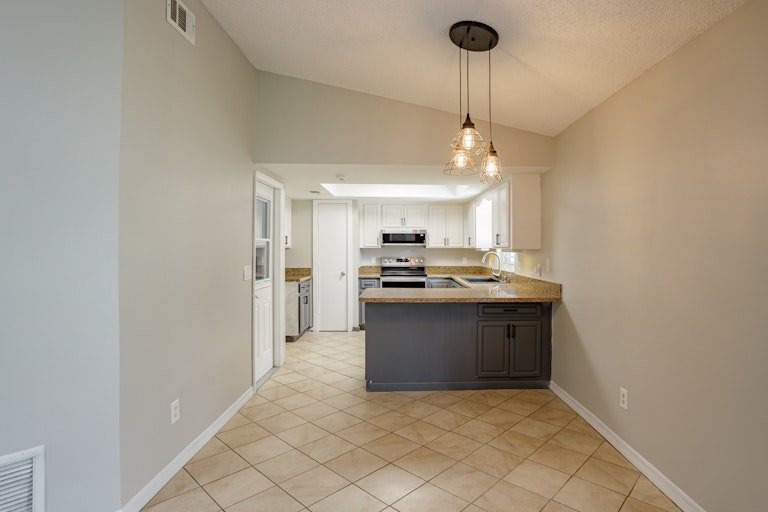 Photo 9 of 23 - 1108 Shaffer Trl, Oviedo, FL 32765