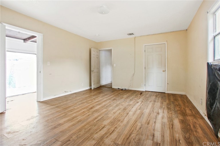Photo 11 of 18 - 226 E 88th Pl, Los Angeles, CA 90003