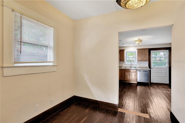 Photo 9 of 29 - 4913 N Suwanee Ave, Tampa, FL 33603