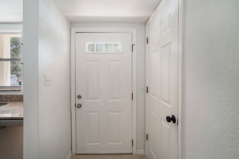 Photo 8 of 14 - 966 La Costa Cir #5, Sarasota, FL 34237