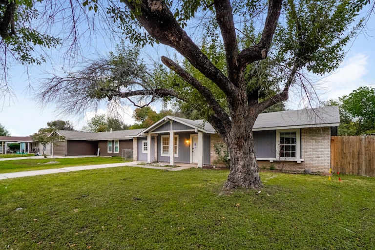 Photo 6 of 25 - 7115 Glen Trl, San Antonio, TX 78239