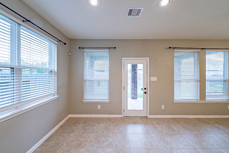 Photo 12 of 35 - 18226 Russett Green Dr, Tomball, TX 77377