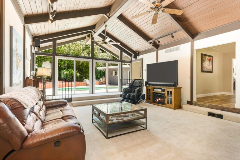 Photo 18 of 52 - 7373 Nob Hill Dr, Carmichael, CA 95608