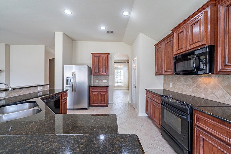 Photo 4 of 37 - 14727 Fountain Stone Ln, Humble, TX 77396